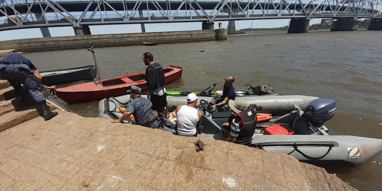 Tres personas fueron rescatadas del río Santa Lucía luego que su embarcación se diera vuelta