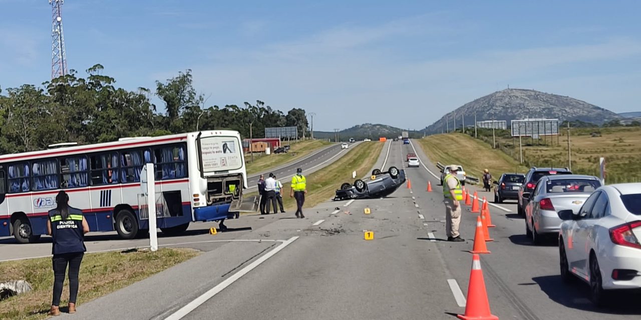 Hombre murió tras impactar su vehículo contra un ómnibus en ruta Interbalnearia