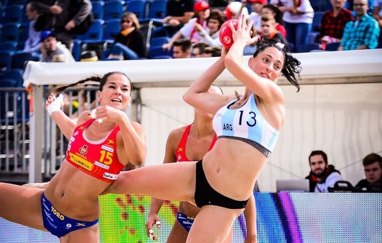 La Federación Internacional de Beach Handball decidió cambiar las reglas de vestimenta para las mujeres