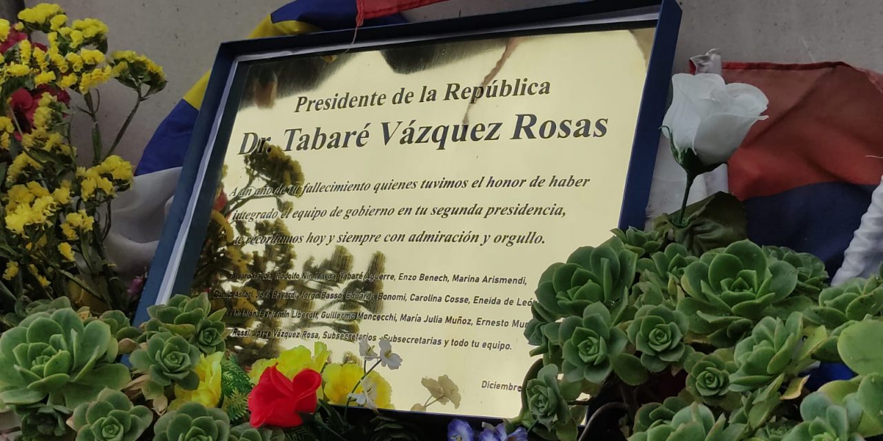 Se realizó un homenaje a Tabaré Vázquez en el Cementerio de la Teja; «fue el mejor presidente en los últimos 100 años» dijo Nin Novoa