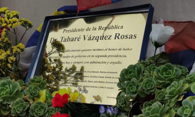 Se realizó un homenaje a Tabaré Vázquez en el Cementerio de la Teja; «fue el mejor presidente en los últimos 100 años» dijo Nin Novoa