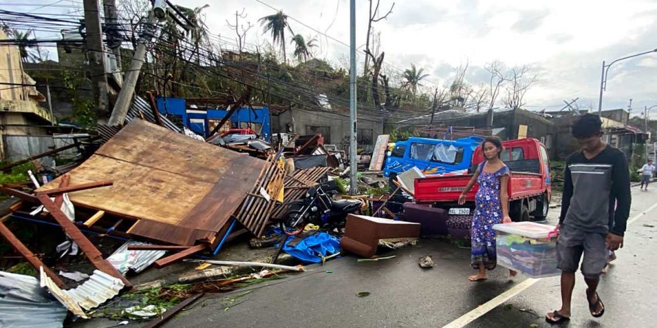 Al menos 33 fallecidos y más de 328.000 desplazados por fuerte tifón en Filipinas