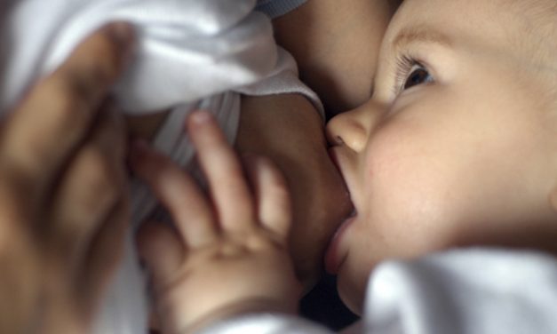Madre de bebé vacunado por error con Pfizer en Florida, realizará “una demanda o denuncia”