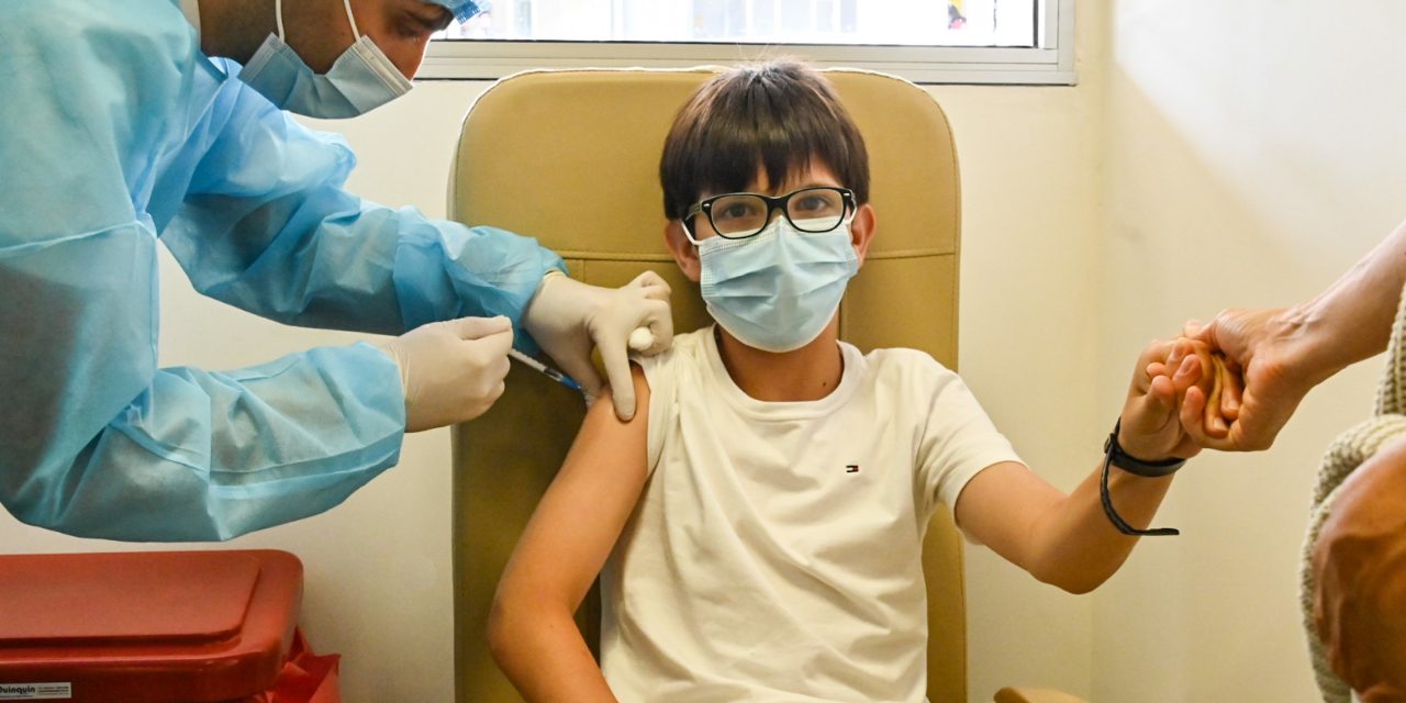 Pediatras recomiendan vacunar a niños contra la gripe para evitar síntomas graves