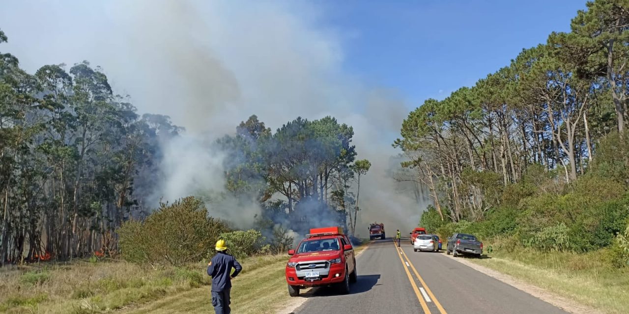 Ruta 101 cortada momentáneamente por incendios en Barros Blancos