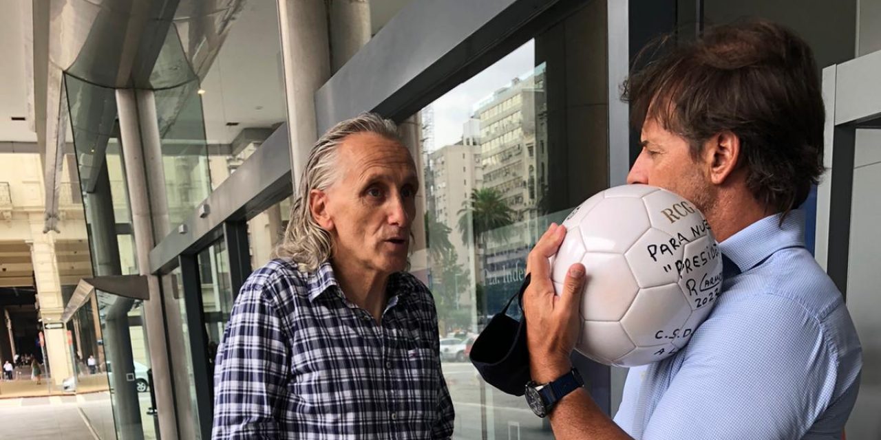 Lacalle Pou recibió una pelota de Robert Carmona, el futbolista más longevo del mundo