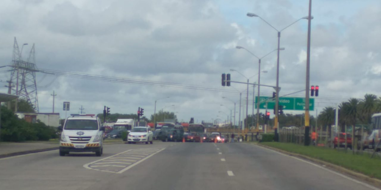 Accidente en ruta 8 congestionó dos vías de acceso a Montevideo