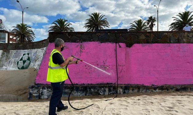 Intendencia de Montevideo limpia muro pintado de rosado en rambla de Malvín