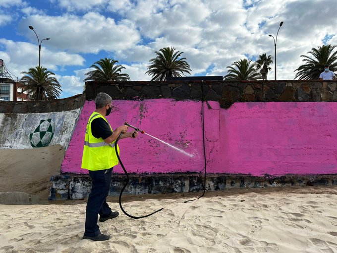 Intendencia de Montevideo limpia muro pintado de rosado en rambla de Malvín