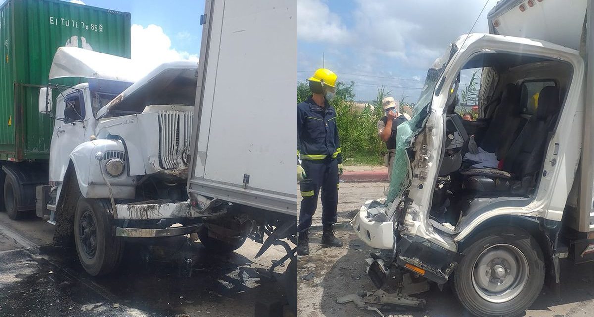 Dos personas debieron ser rescatadas por bomberos tras un siniestro de tránsito con camiones