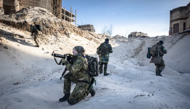 Rusia bombardea sin cesar la zona del Donbás y envía un ultimátum a ucranianos en Mariúpol