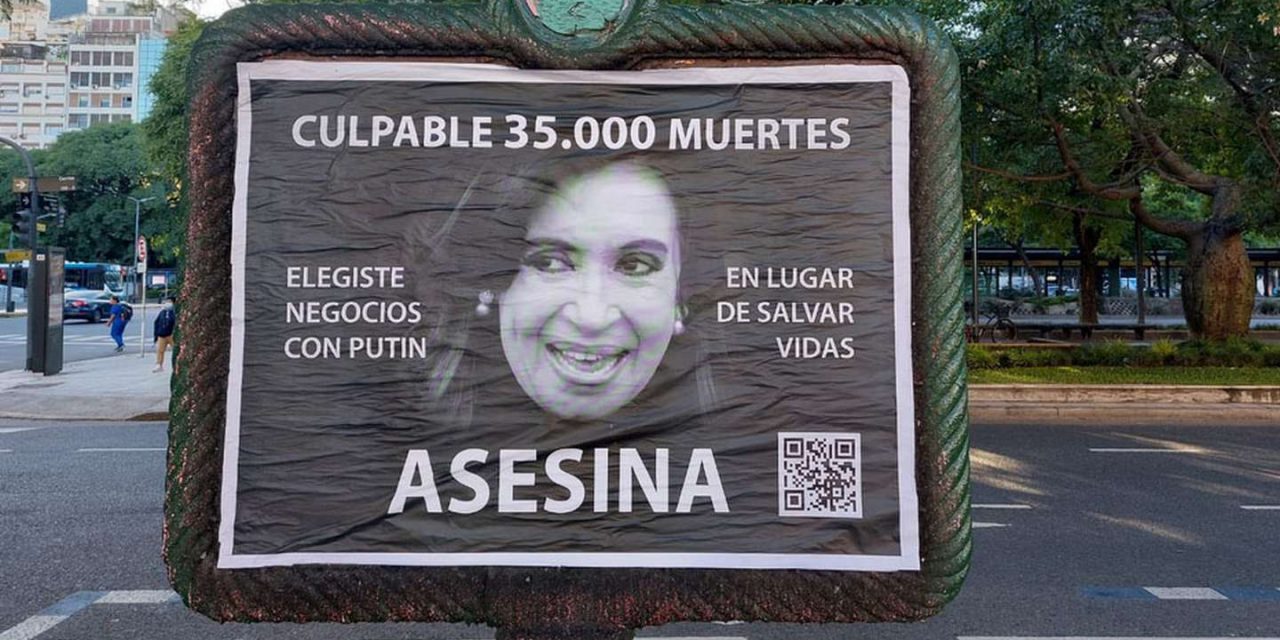Monumento vandalizado y cartelería con insultos a la vicepresidenta Cristina Kirchner