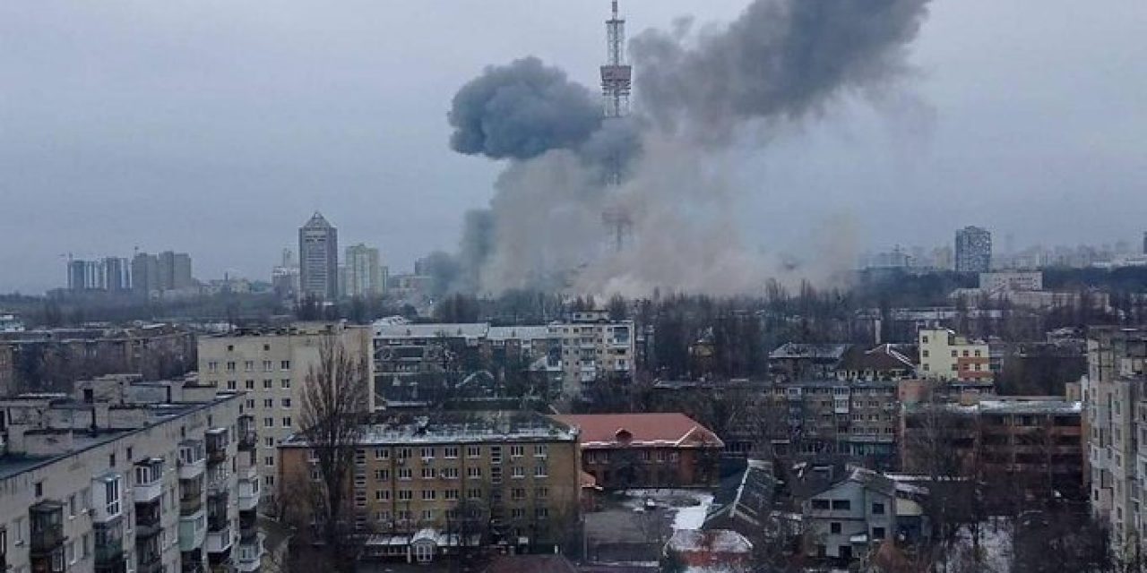 Rusia bombardeó la torre de televisión de Kiev