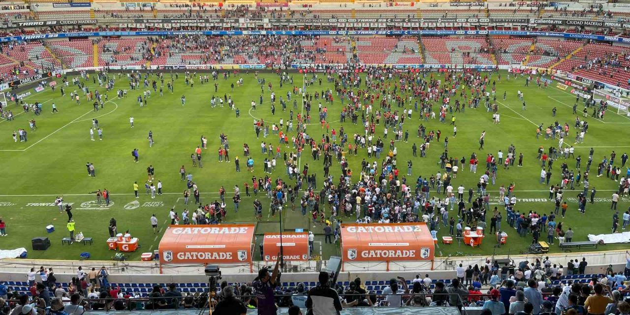 Una invasión con batalla campal en un partido dejó varios lesionados y suspendió el fútbol mexicano