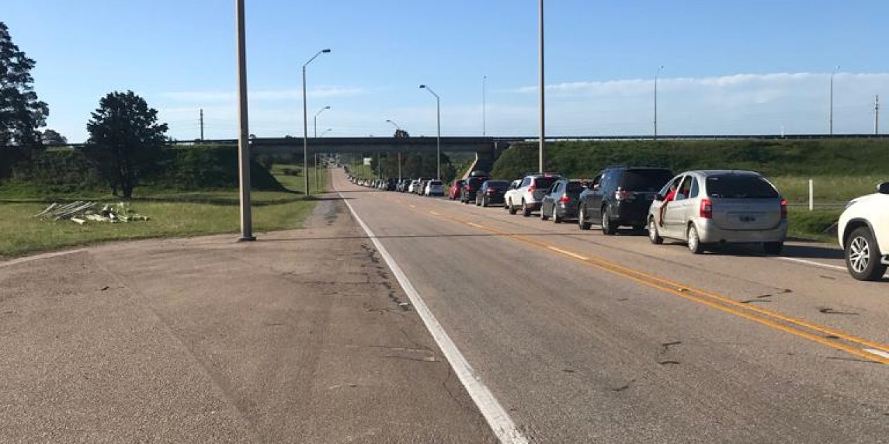 Filas de 5 kilómetros de vehículos sobre el puente San Martín para ingresar a Argentina