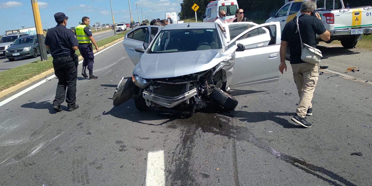 Dos vehículos colisionaron en ruta 102; cinco personas resultaron lesionadas