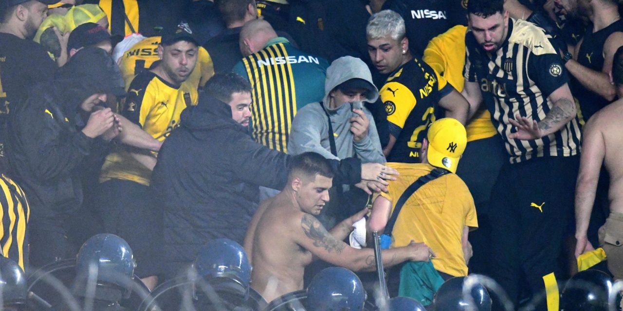 Dos policías y un hincha de Peñarol heridos tras incidentes con armas de fuego en el partido con Colón