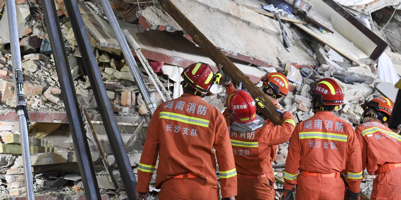 Hay al menos 18 personas atrapadas y 39 desaparecidas por el derrumbe de un edificio en el centro de China