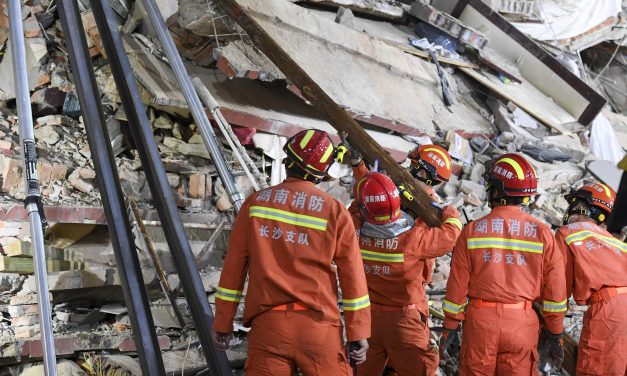 Hay al menos 18 personas atrapadas y 39 desaparecidas por el derrumbe de un edificio en el centro de China