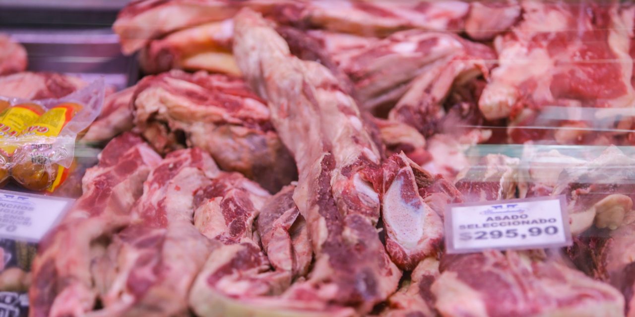 Carnicerías subirán precio del asado de $230 para el 1º de mayo debido a alta demanda