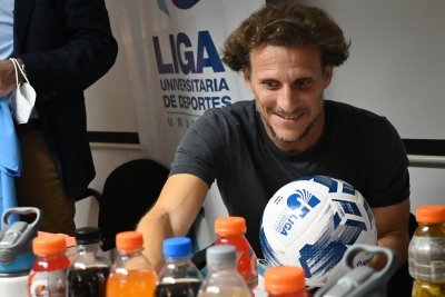 Golazo olímpico de Diego Forlán en su debut en Liga Universitaria