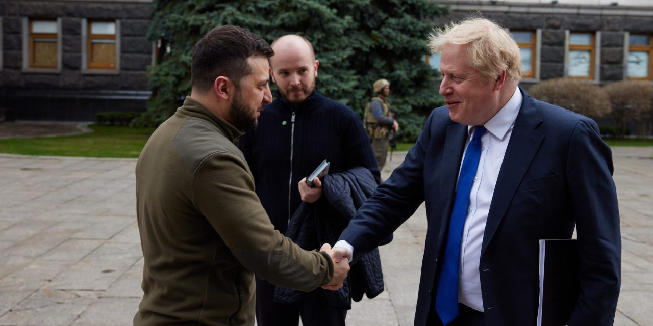 Boris Johnson viajó a Ucrania y le ofreció a Zelenski vehículos blindados y misiles antibuques
