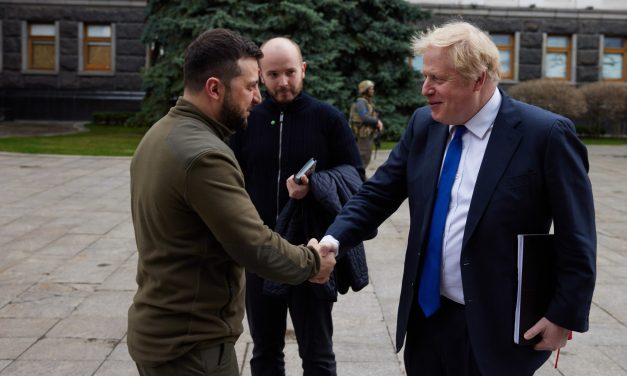 Boris Johnson viajó a Ucrania y le ofreció a Zelenski vehículos blindados y misiles antibuques