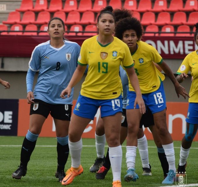 Uruguay cayó con Brasil pero depende de sí para ir al Mundial