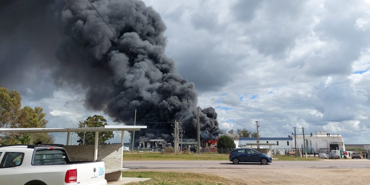 Se incendió frigorífico de Mendoza en Florida: hay 120 familias que dependen de ese empleo, dijo intendente