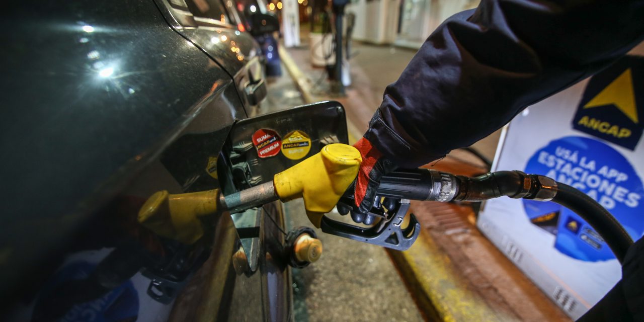 Gobierno se encamina a bajar precio de “alguno de los combustibles”, dijo Lacalle