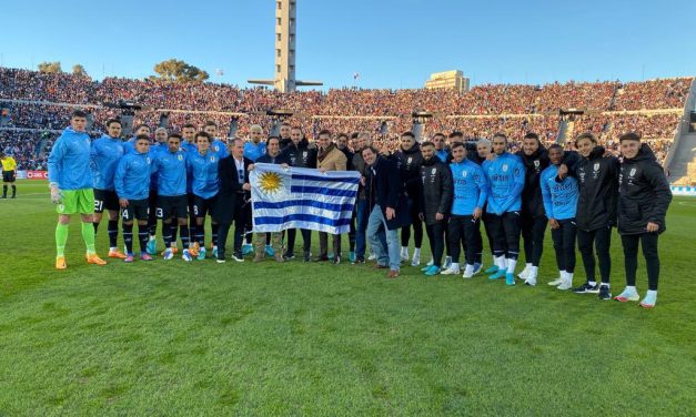 Lacalle fue al estadio Centenario y le entregó el Pabellón Nacional a la selección