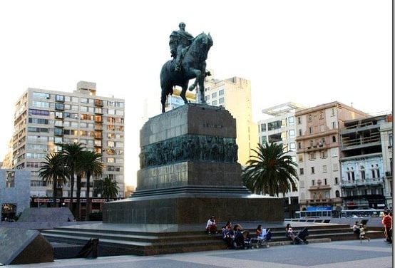 ¿Cuál fue el vínculo de Artigas con Montevideo?