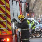 Bomberos trabaja en un incendio en vivienda de Montevideo, hay 5 personas afectadas por intoxicación
