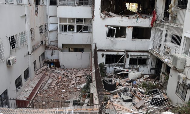 Tres personas permanecen en CTI tras explosión en edificio que afectó a por lo menos, otros siete