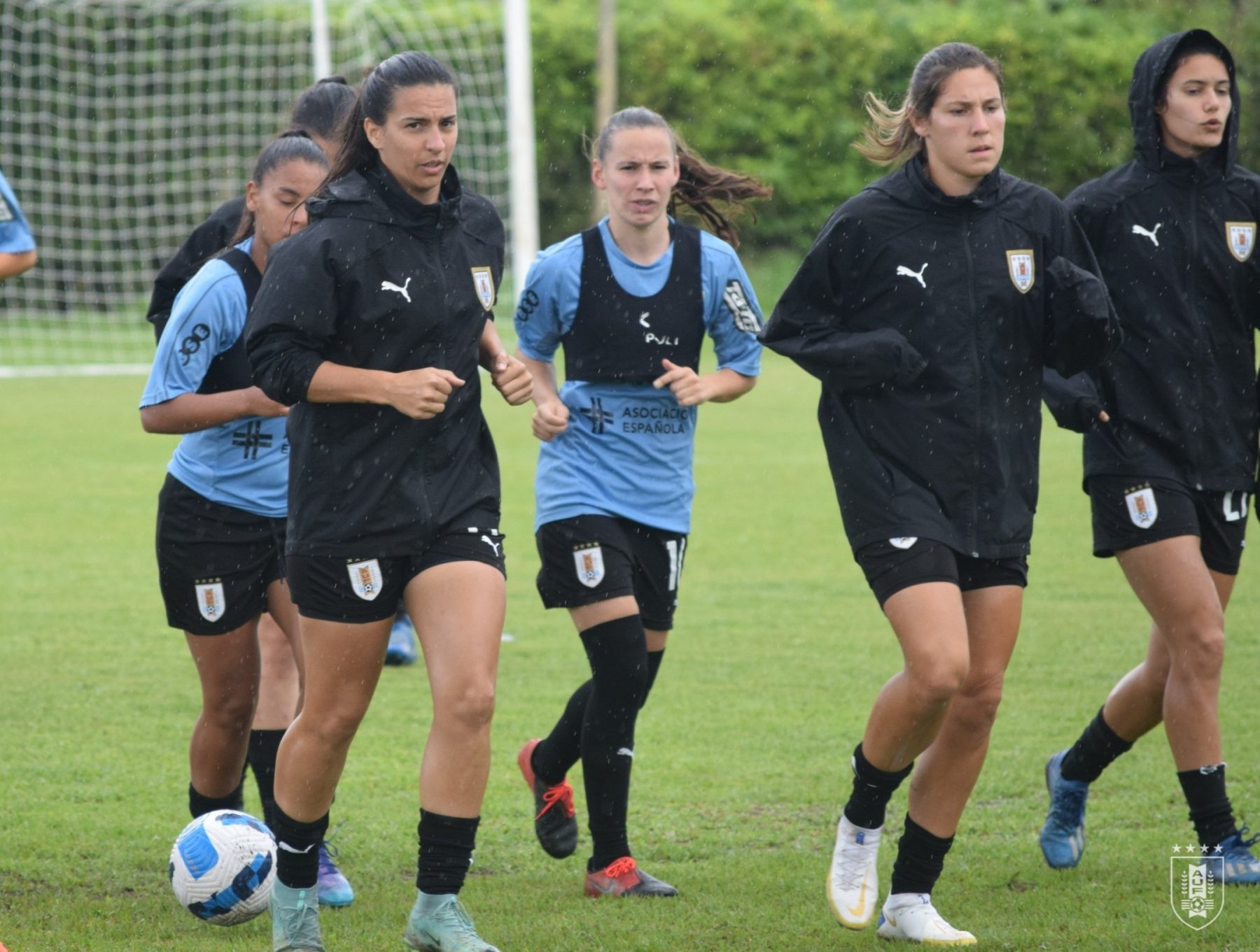 El fútbol femenino uruguayo sumergido en diferencias que no permiten el  inicio de la temporada - 970 Universal