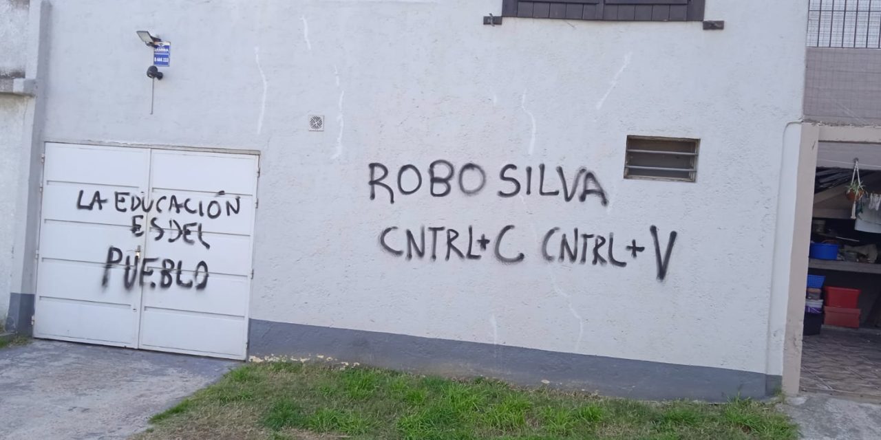 «Robo Silva» le pintaron en la puerta de su casa al presidente de ANEP