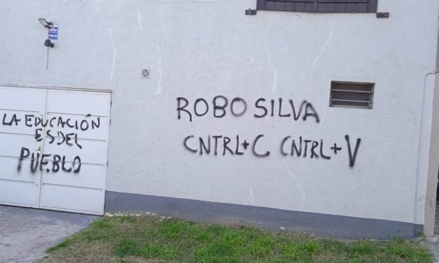 «Robo Silva» le pintaron en la puerta de su casa al presidente de ANEP