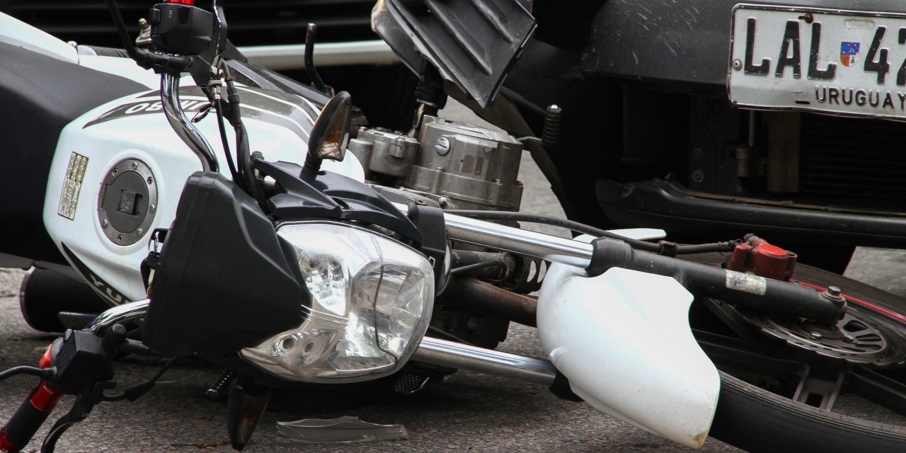 Una policía murió tras chocar su moto con un taxi que abría la puerta