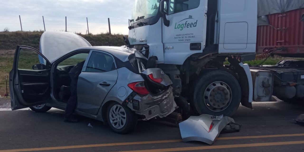 Dos mujeres fallecieron luego que un camión chocara el auto en que viajaban