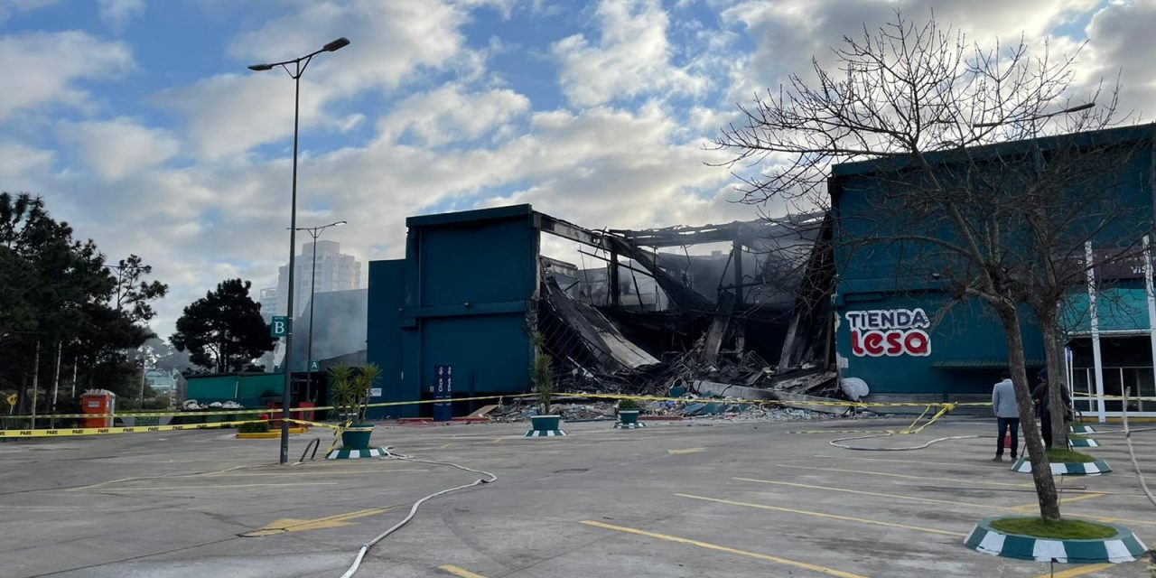 Incendio Shopping Punta del Este: «Lineas de seguridad» la operativa que realizó bomberos para evitar que el fuego se propague