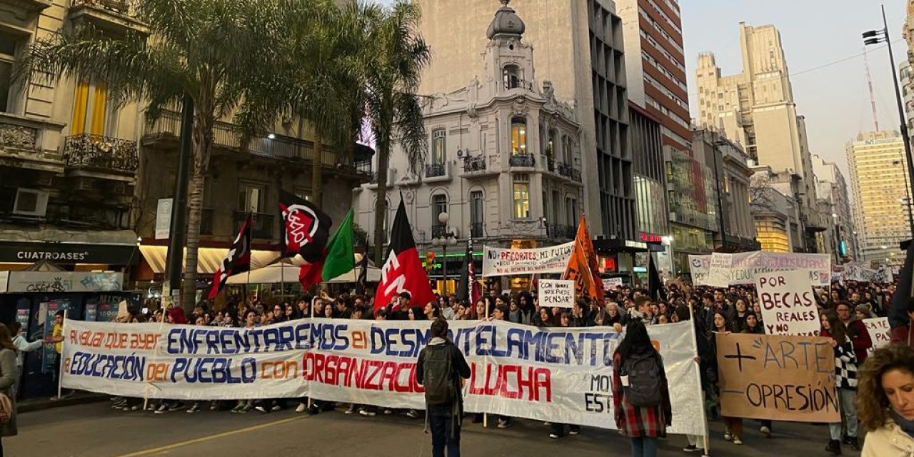 Estudiantes marcharon hasta la sede de ANEP contra la reforma de presupuesto y de educación