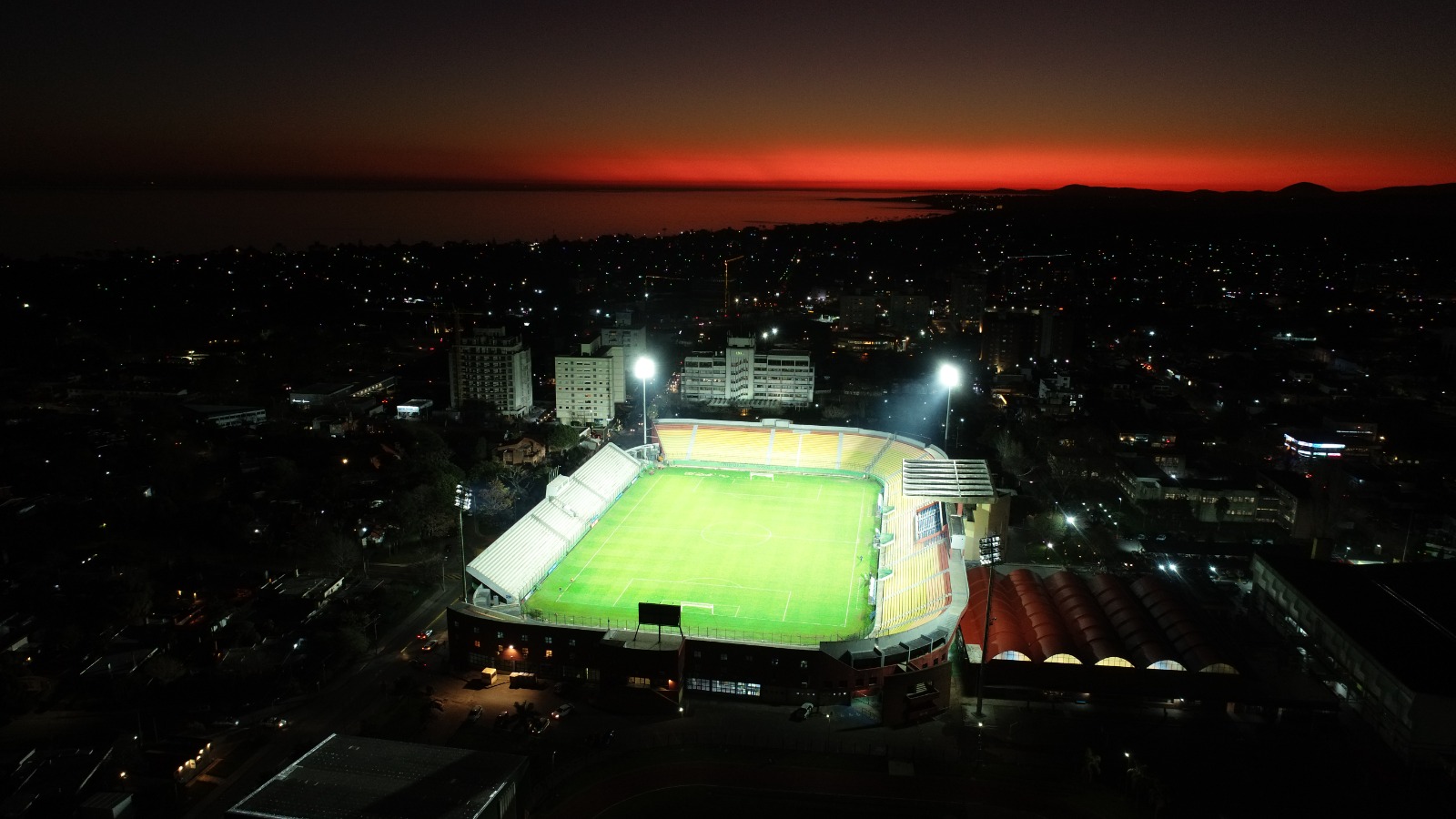 Estadio Domingo Burgueño inaugura nueva luminaria y queda listo para