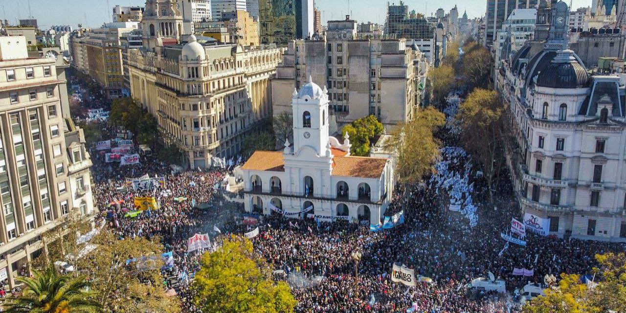 Masiva marcha en Buenos Aires para repudiar el ataque a Cristina Kirchner