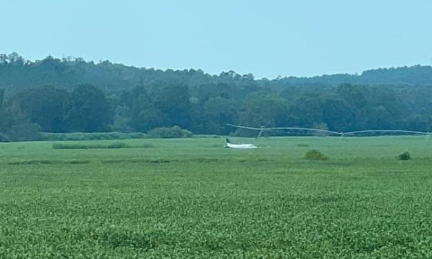 Ahora en EE.UU: Piloto se rindió y aterrizó el avión secuestrado en el campo a las afueras de Tupelo