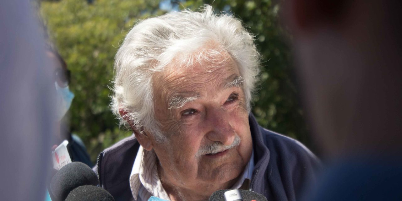 «Si no tomamos medidas especiales, en 20 años vamos a tener un pelotón de viejos en la miseria», afirmó Mujica