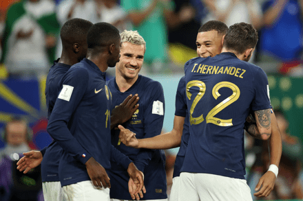 Francia le ganó 2 a 1 a Dinamarca y está en octavos de final