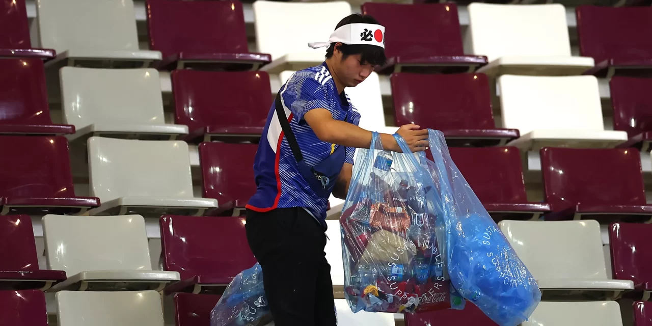 Simpatizantes de Japón limpian las tribunas luego del partido con Alemania