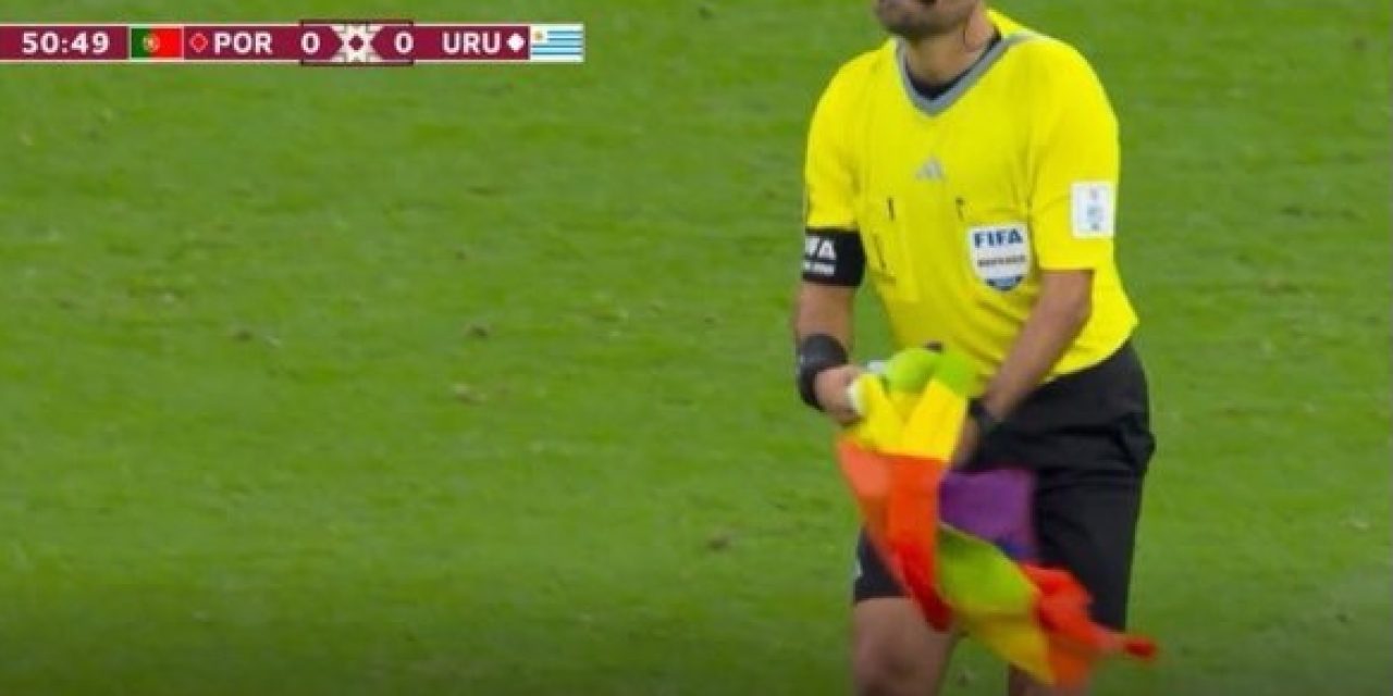 Aficionado interrumpió el partido Uruguay-Portugal con bandera del arcoíris