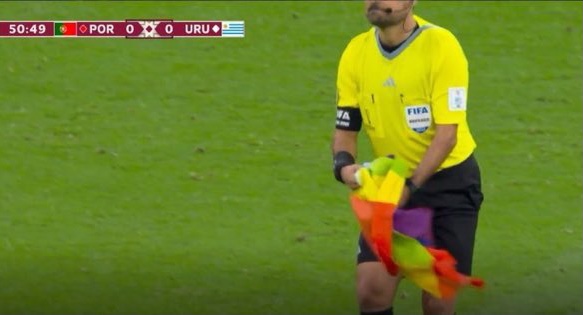 Aficionado interrumpió el partido Uruguay-Portugal con bandera del arcoíris