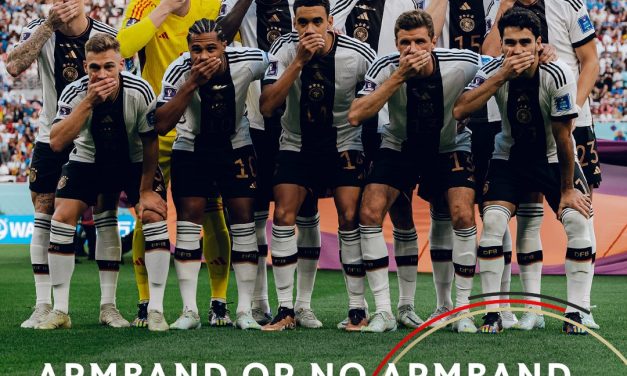 Jugadores de la selección alemana protestan contra la FIFA